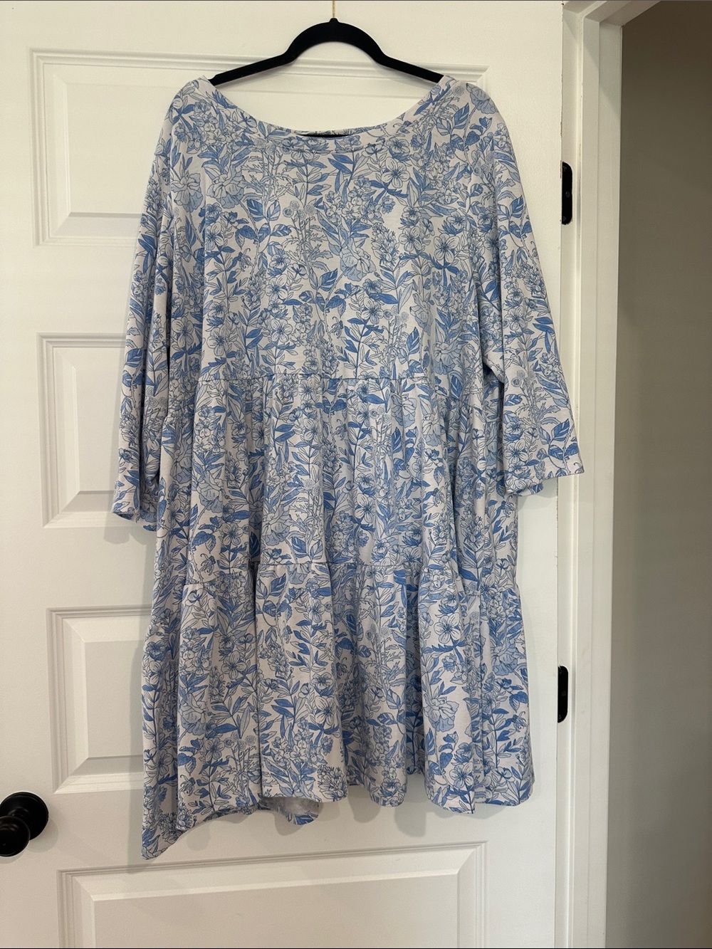 crown & ivy Blue and White Floral Tiered Midi Dress with Scoop Neck